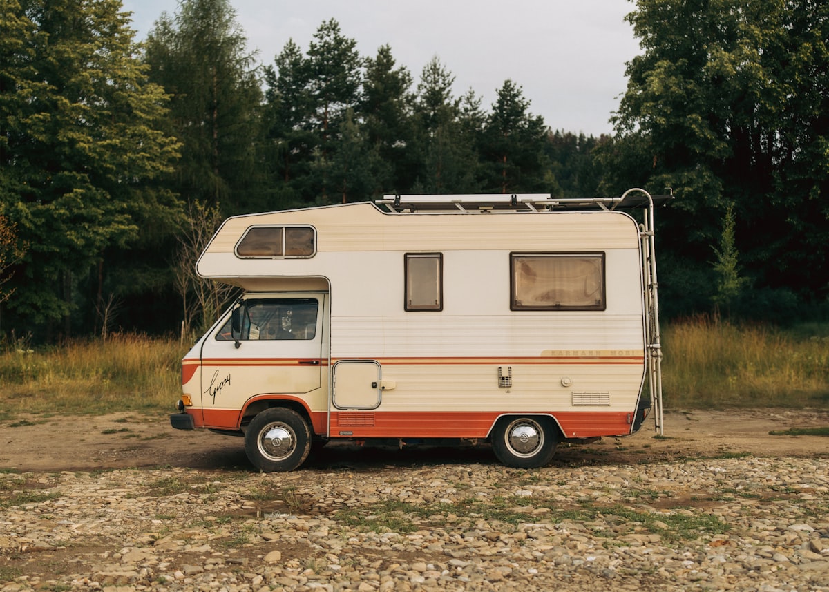 Autorulota parcata in natura - energie solara pentru vehicule recreationale